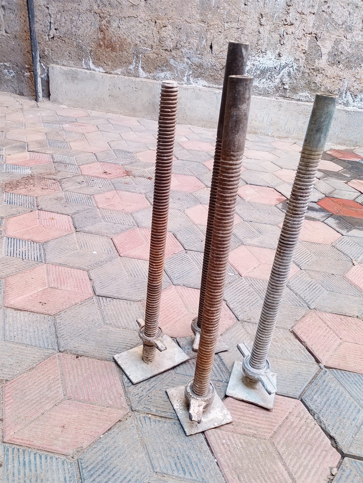 Adjustable scaffolding base jacks