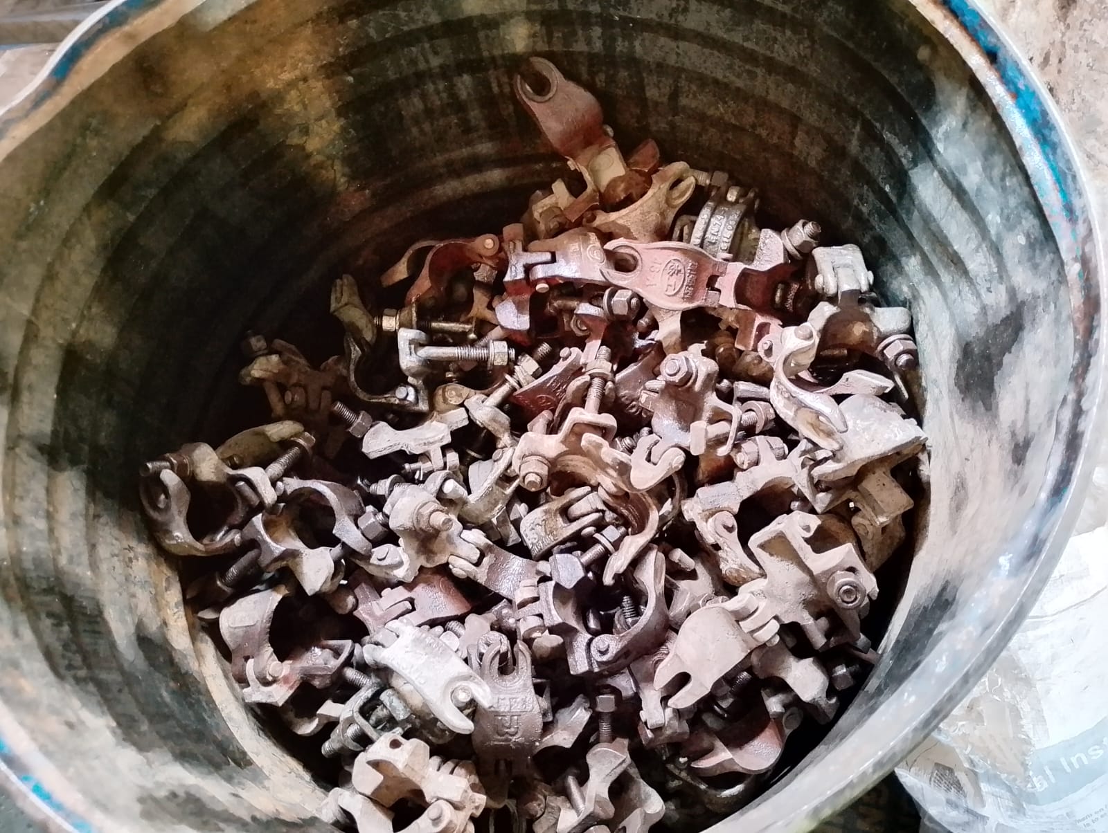 Mixed scaffolding couplers in a drum
