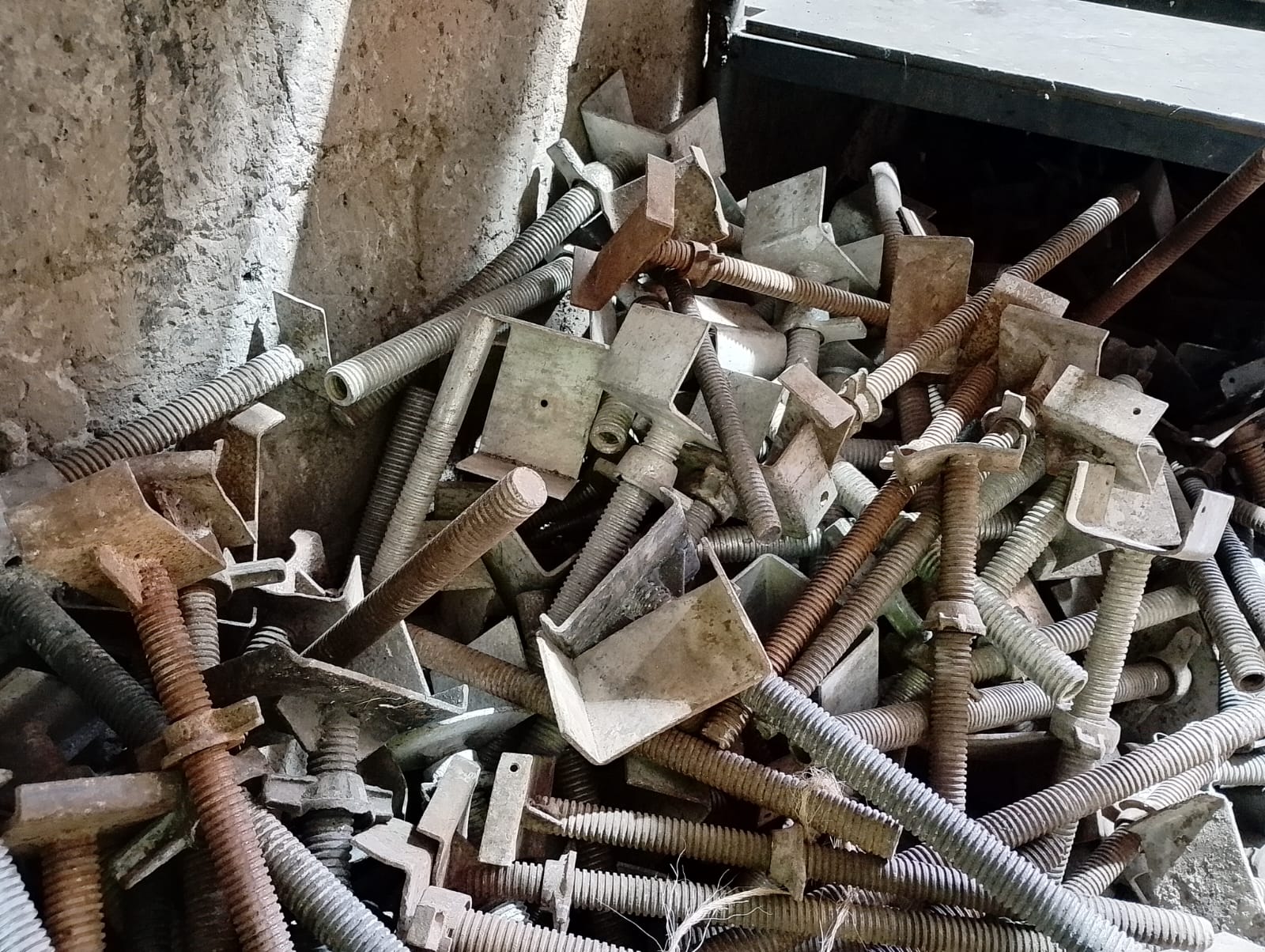 Adjustable U-head jacks for beam support