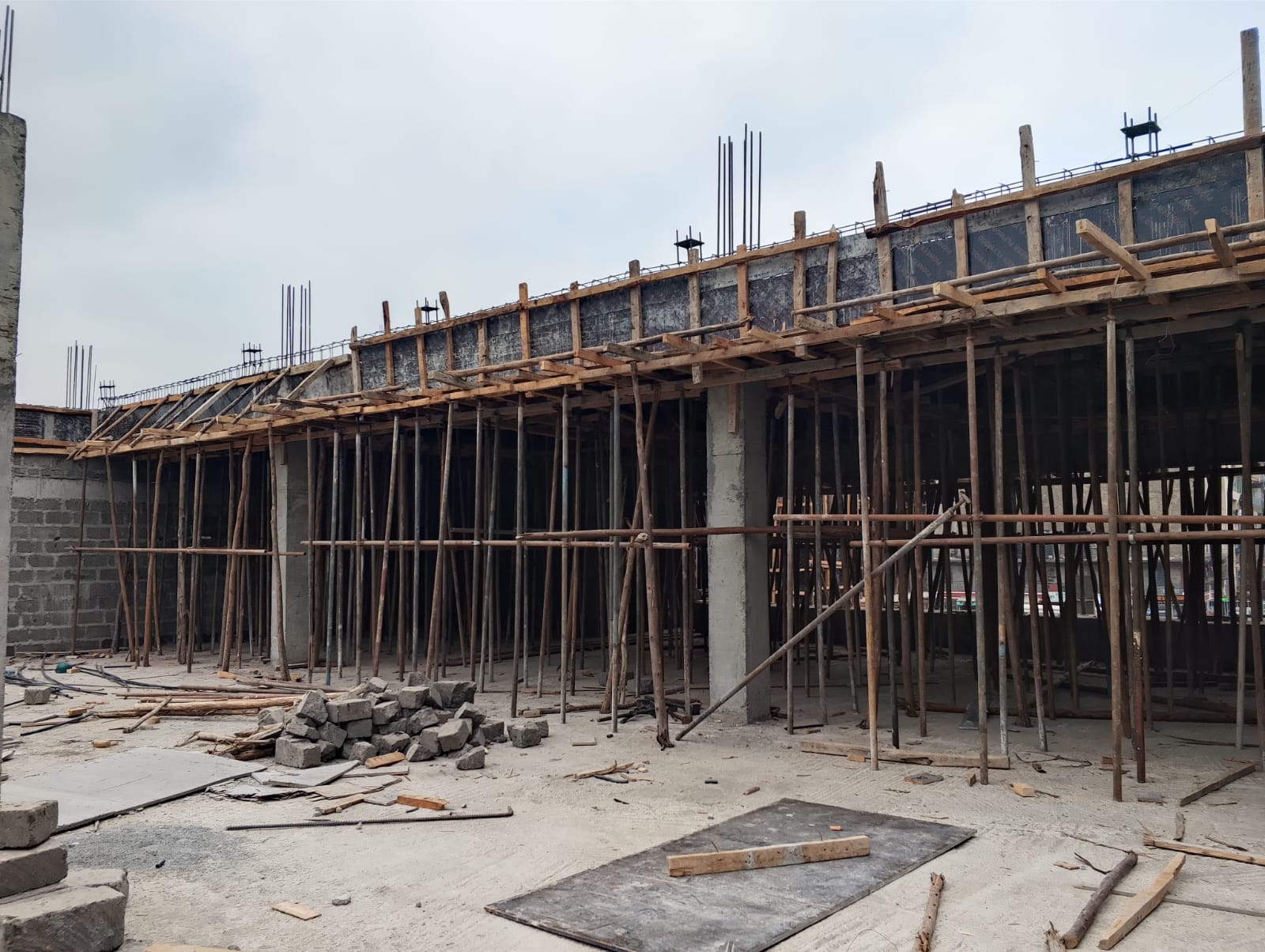 Steel props supporting suspended slab formwork